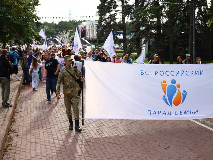По Челябинску прошел парад из сотен семей