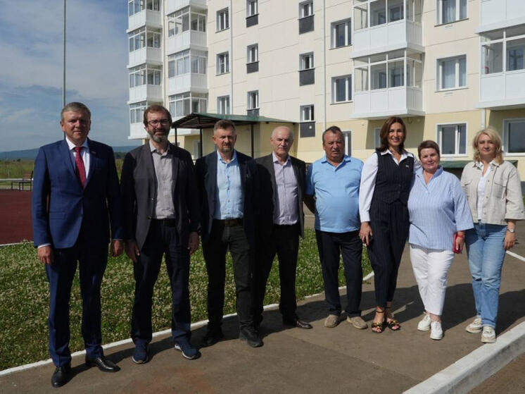 В Нижнеудинске депутаты ЗС посетили новый дом для медиков