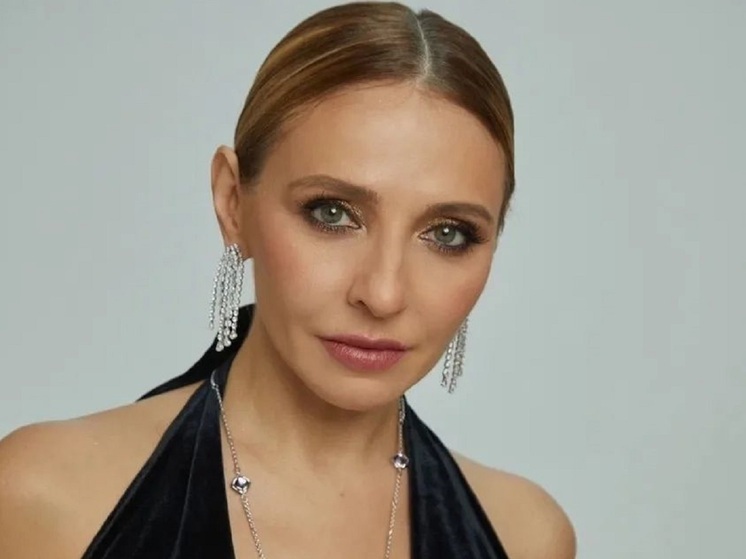 50-летняя олимпийская чемпионка по танцам на льду Татьяна Навка провела фотосессию с самыми близкими людьми — мужем и младшей дочерью. Фото спортсменка и организатор ледовых шоу выложила в соцсети, приурочив пост к Дню семьи, любви и верности.