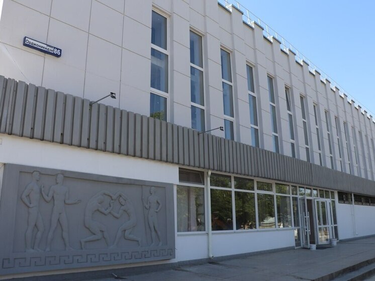 В Керчи продолжается ремонт Дворца спорта