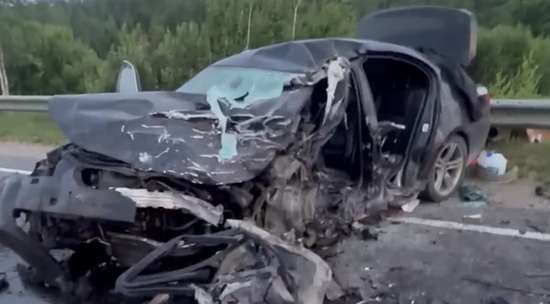 В Подмосковье лихач на BMW врезался в микроавтобус с детьми: видео с места аварии