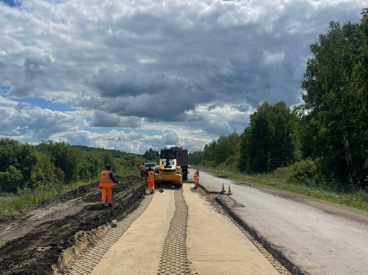 В Оконешниковском районе продолжается масштабный ремонт важной автодороги