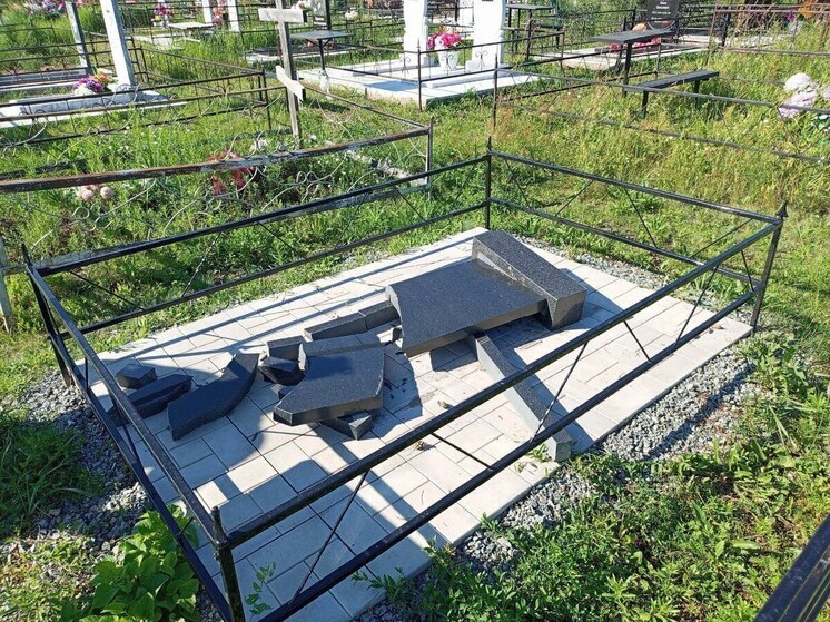 В Черлакском районе возбуждено дело о вандализме на кладбище