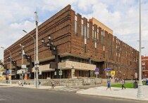 Вход в здание Московского художественного академического театра (МХАТ) имени Горького временно закрыт, внутри работают сотрудники правоохранительных органов