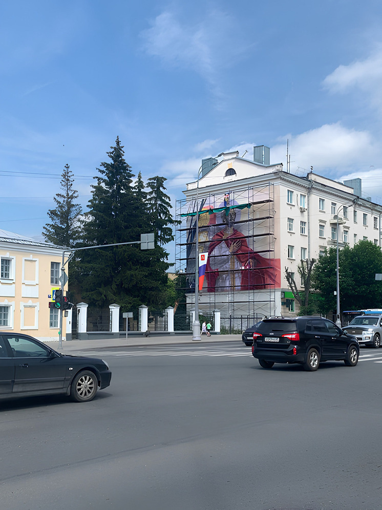 В Твери под палящим солнцем продолжают рисовать мурал Михаила Тверского