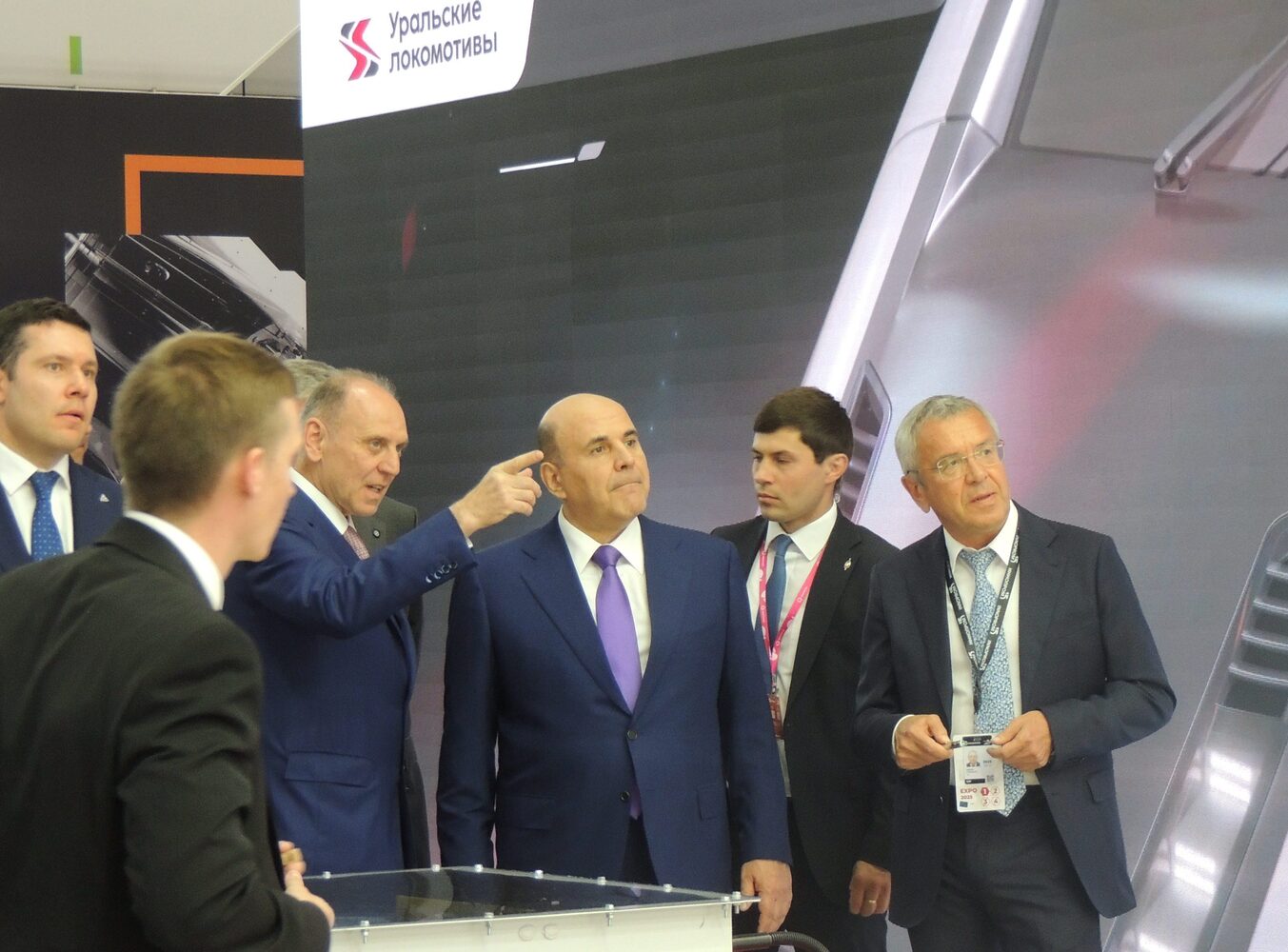 Михаилу Мишустину на ИННОПРОМ презентовали «Космос» и «Уральские локомотивы»