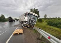 В Омске произошло серьезное дорожно-транспортное происшествие с участием грузовика и пассажирского автобуса, в результате которого пострадали шесть человек, включая ребенка