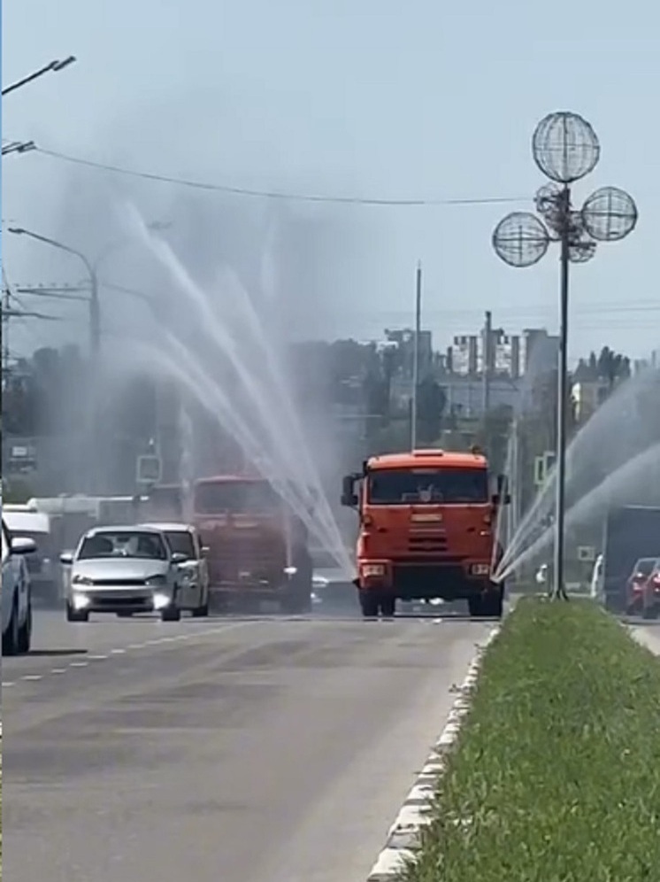 Водяные фонтаны спасают Липецк от аномальной жары