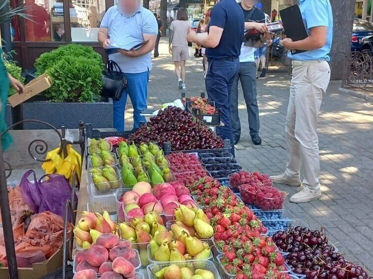В Адлерском районе Сочи у торговцев изъяли почти 90 кг несанкционированных ягод и фруктов