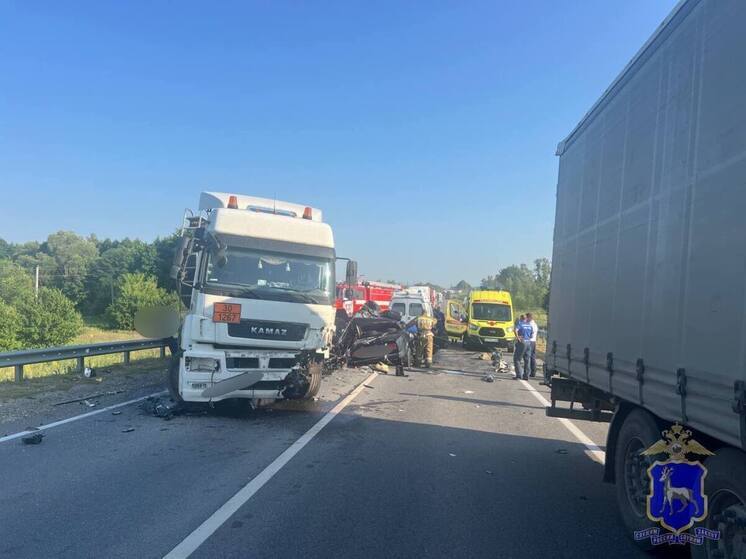 Два человека погибли в ДТП с грузовиком и двумя легковушками в Самарской области