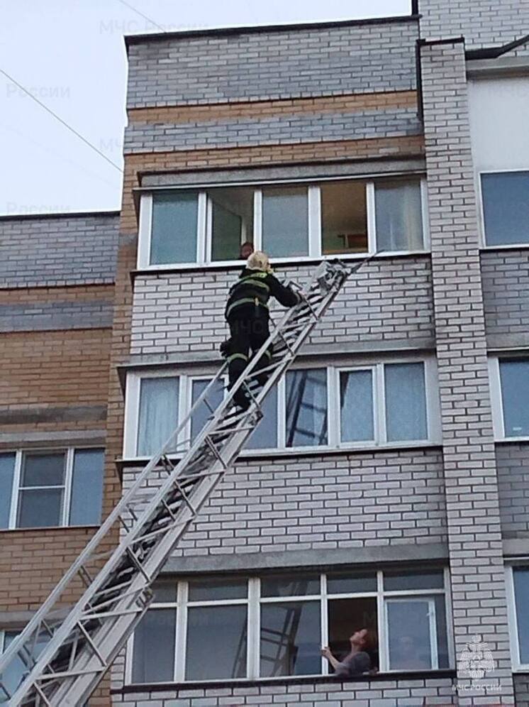 Сотрудники МЧС пришли на помощь запертой в квартире шестилетней девочки