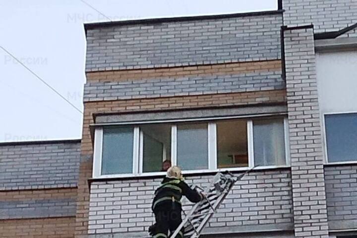 Сотрудники МЧС пришли на помощь запертой в квартире шестилетней девочки