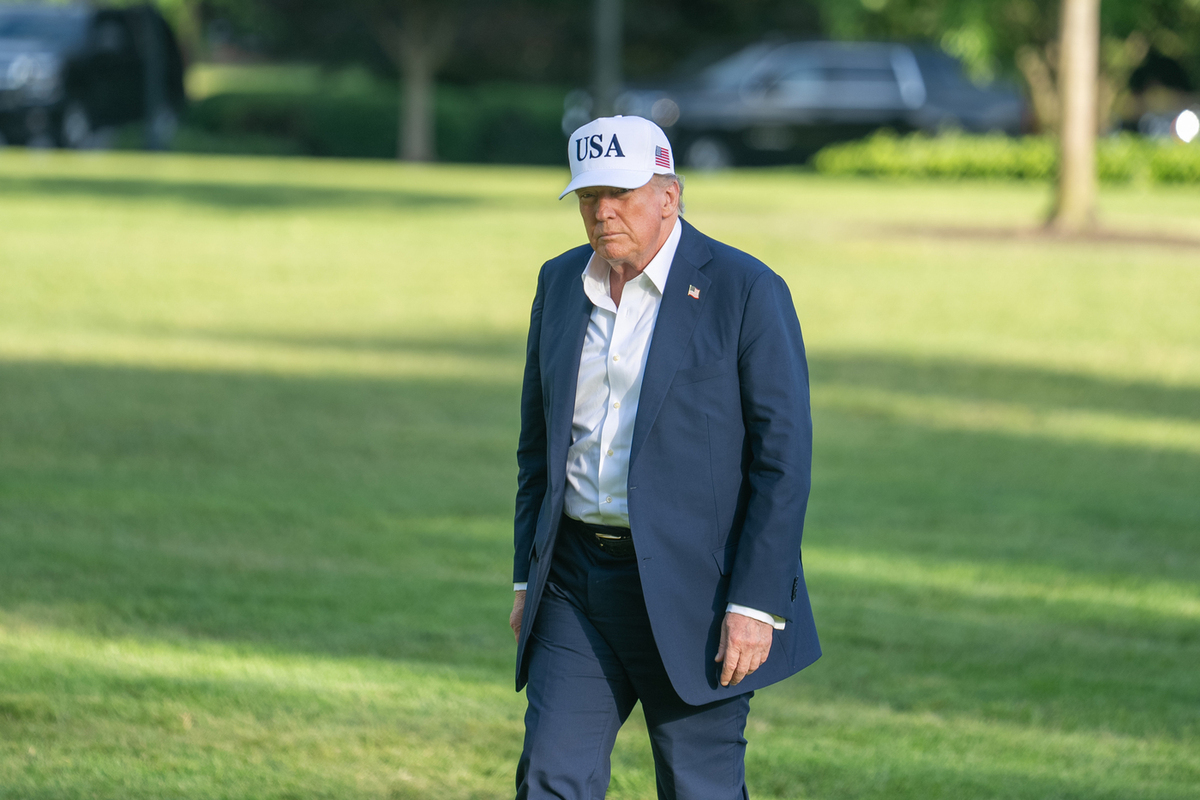 Трамп "выжимает остатки жира" из "токсичного" Зеленского. Украинские эксперты ищут подвох в помощи США