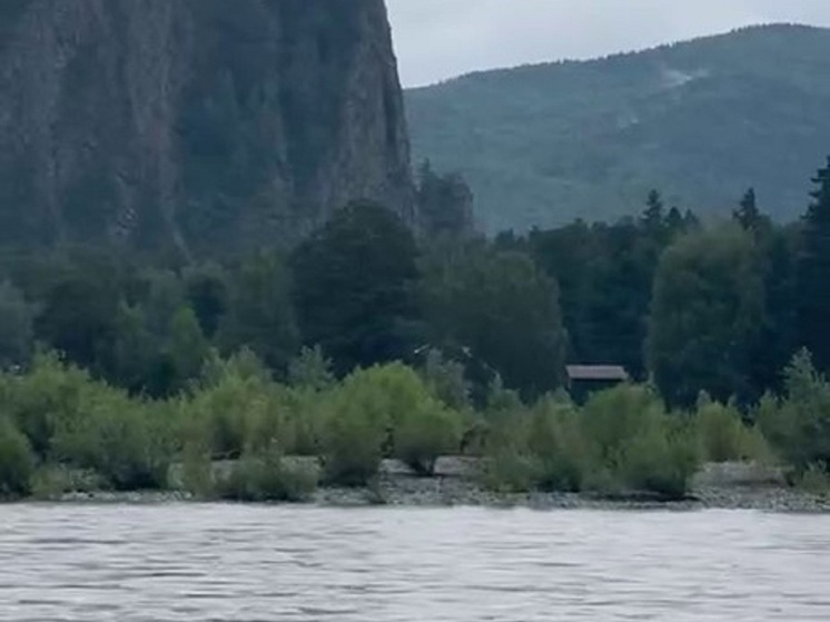 Из-за аномальных дождей в реке Абакан поднялся уровень воды