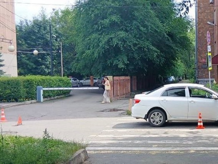 Пожилой водитель сбил молодую абаканку на зебре