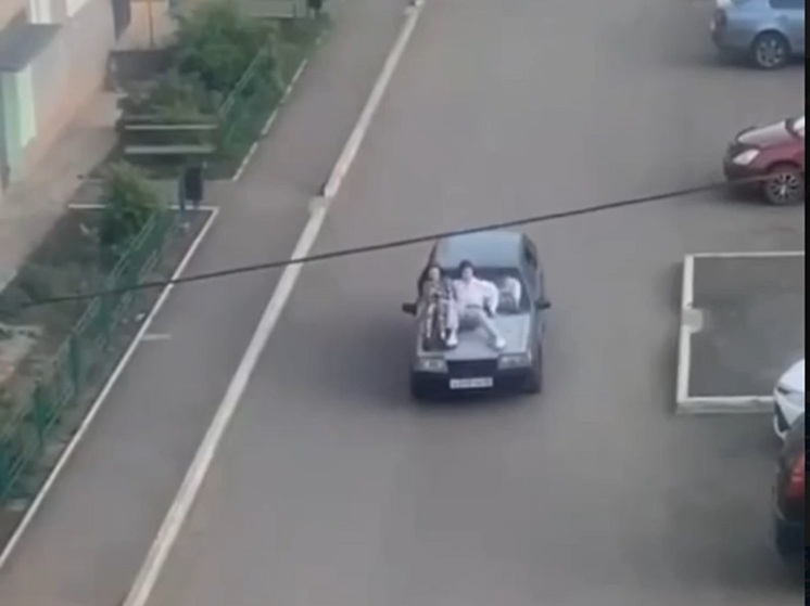 16-летний подросток в Вихоревке катал подружек на капоте