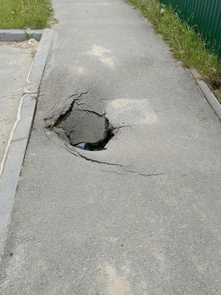 Асфальт провалился на тротуаре в Аксарке