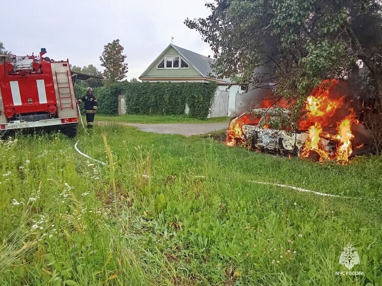 В Белеве на Привокзальном переулке сгорел автомобиль