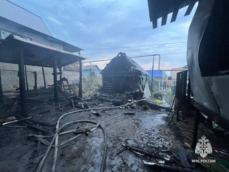 В Уфе потушили крупный пожар в частном секторе