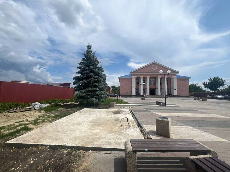 В Бессоновке благоустраивают территорию у Дома культуры