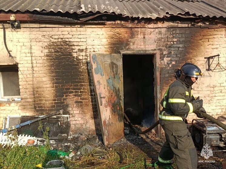 В Донском ликвидировали крупный пожар в заброшенном здании
