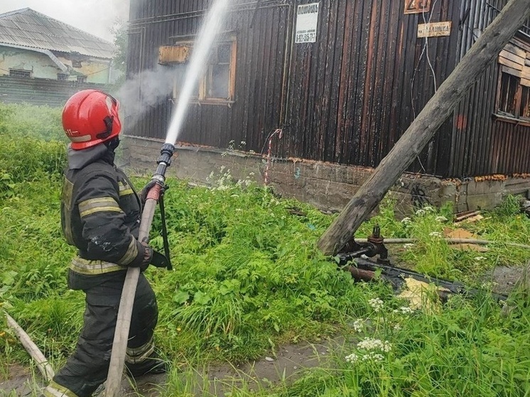 В Мурманске утренний пожар в нежилом здании привел к обрушению деревянных конструкций