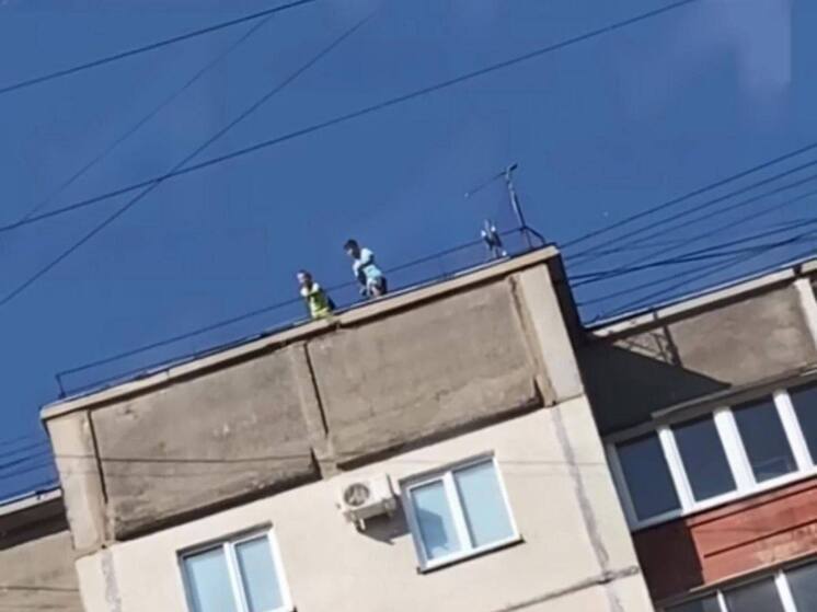 Подростки кидались камнями в прохожих с крыши многоэтажки в Липецке