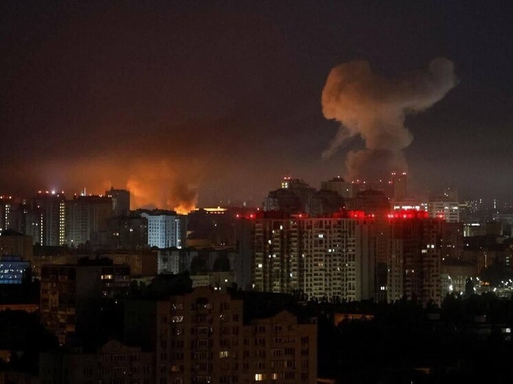 Небо над Киевом было затянуто густым дымом после ночного массированного обстрела