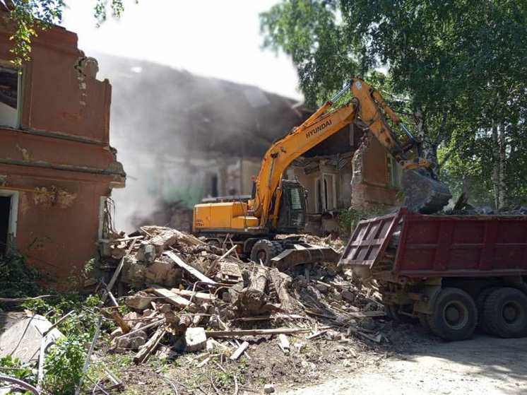 На Потоке в Барнауле очередной аварийный дом пошел под снос