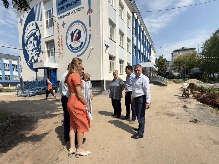 Владимир Доброхотов проверил ход благоустройства территорий чебоксарских школ
