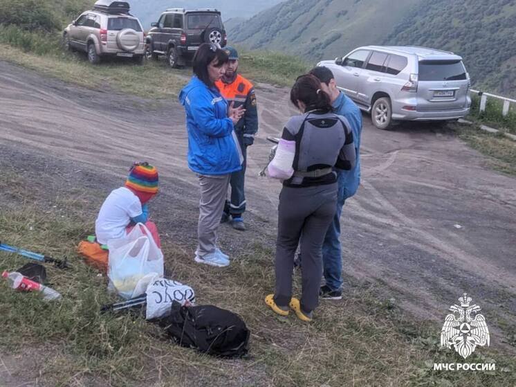 В Северной Осетии спасатели эвакуировали с горы Казбек пострадавшую туристку
