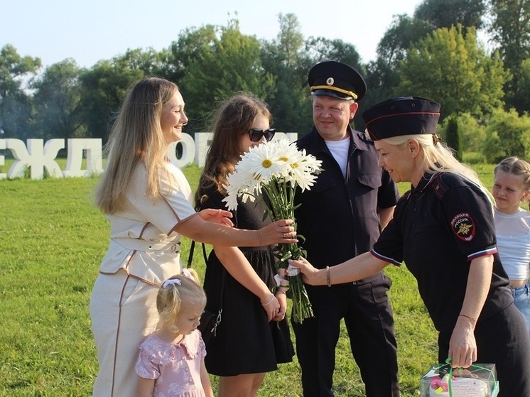 Серпуховские полицейские поздравили семью коллеги с Днем семьи, любви и верности