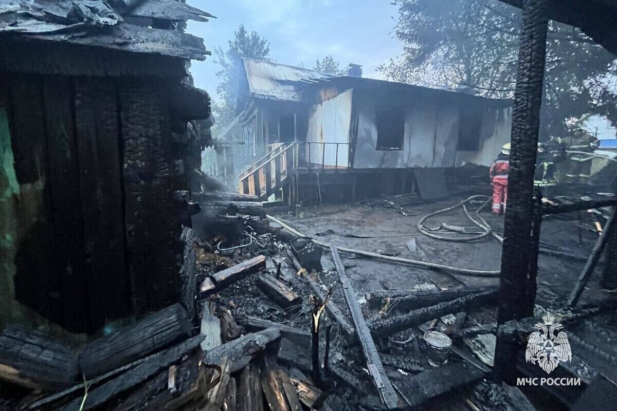 Ночной пожар в Уфе уничтожил дом многодетной семьи