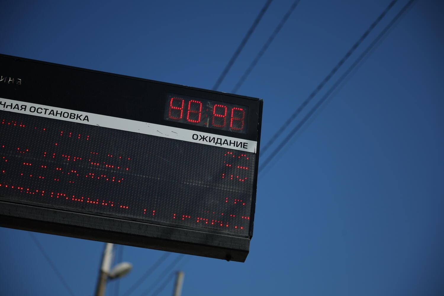 Зонты, фонтаны и минимум одежды: волгоградцы спасаются от жары под +40