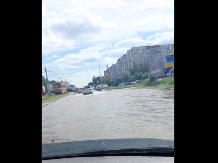 Днем 10 июля серьезно затопило улицу Попова в Барнауле