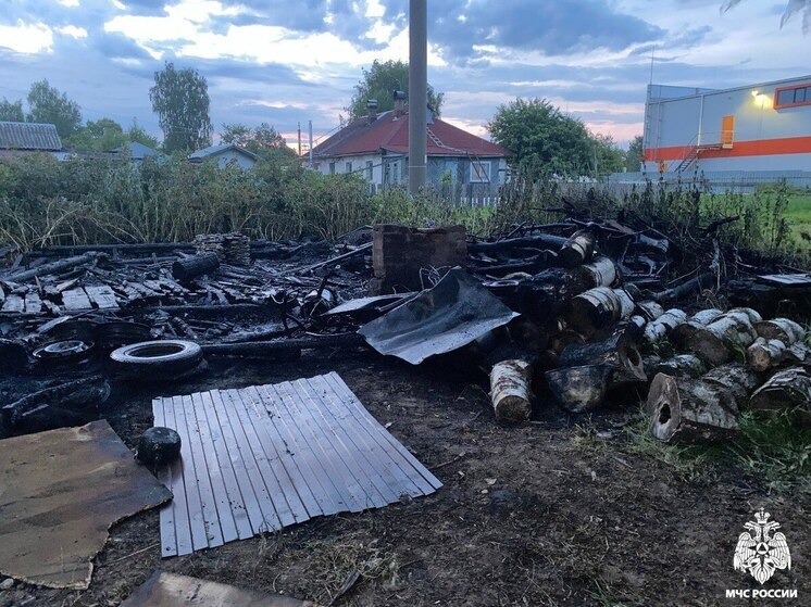 Сарай, гараж и моторная лодка сгорели в Вологде из-за тлеющих углей в мангале
