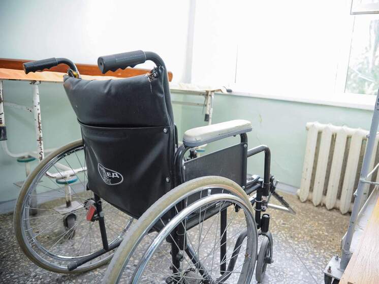 В Астрахани родители вынуждены переносить подростка-инвалида на руках