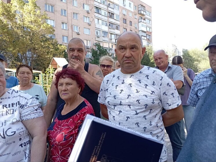 Мэр Луганска Яна Пащенко провела встречу с жителями улицы Осипенко