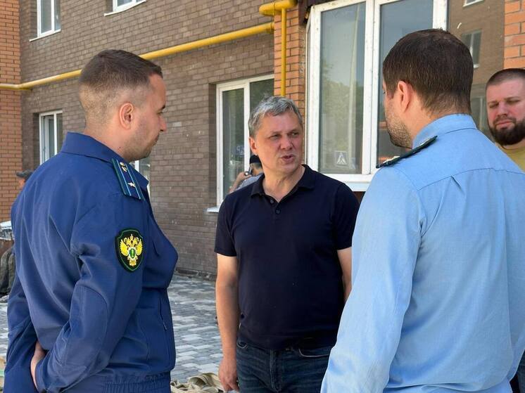 Мэр Пятигорска проверил строительство дома для переселения горожан из аварийного жилья