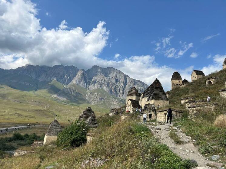 Сергей Меняйло предложил оградить Даргавский некрополь и сделать смотровую для туристов