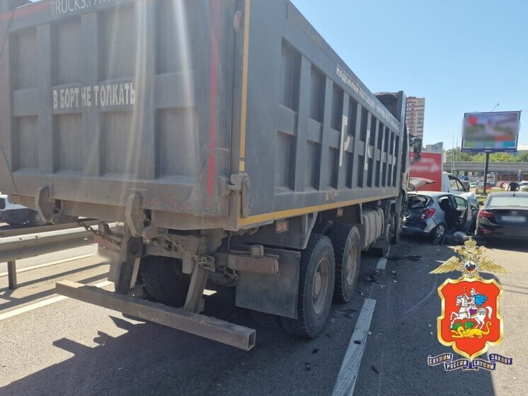 Водитель МАЗа протаранил восемь автомобилей в Люберцах