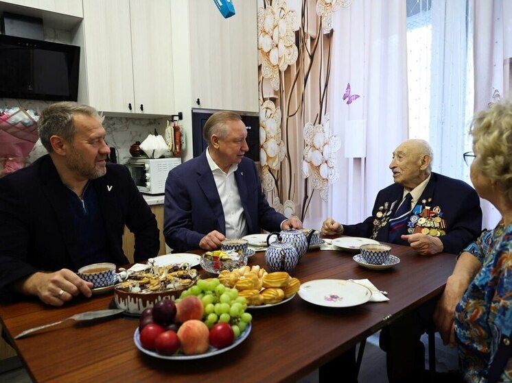 Беглов и Бельский поздравили Ветерана Великой Отечественной войны Зиновия Меркина со 101-летием