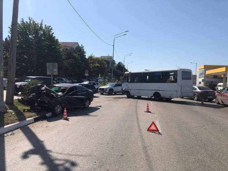 Рейсовый автобус и легковушка столкнулись в Симферополе