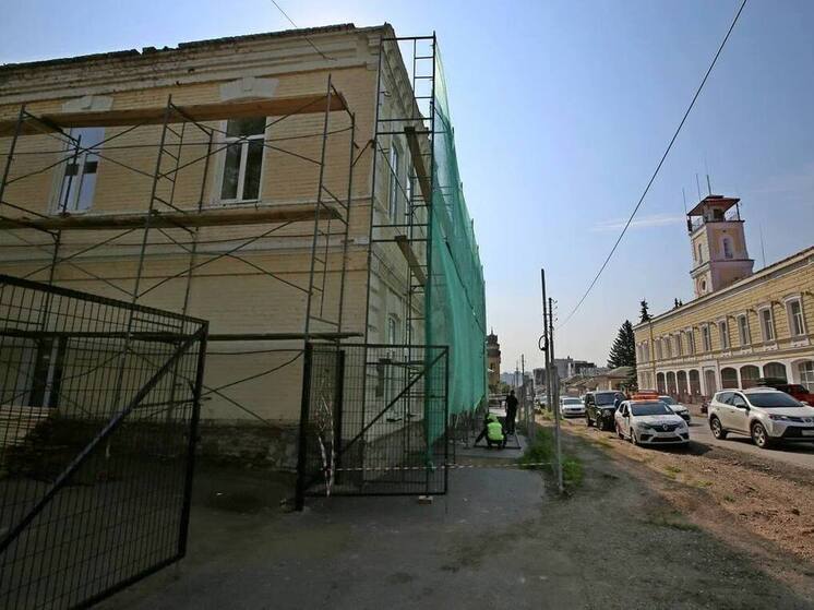 На улице Октябрьской революции в Уфе ремонтируют здание детского сада