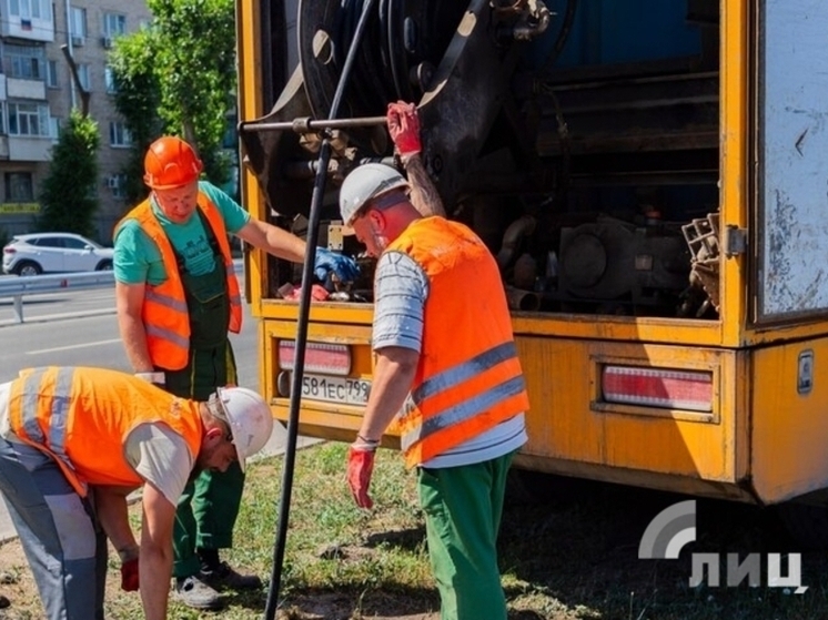 Специалисты «Луганскводы» осуществляют замену старого канализационного коллектора