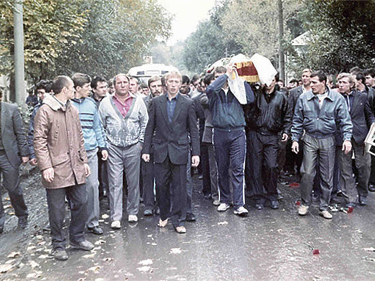 В эти июльские дни, вспоминая, как 10 июля 2009 года в Саратовском областном суде присяжные заседатели повторно и навсегда оправдали подозреваемых в убийстве 11 человек 20 ноября 1995 года в офисе фирмы «Гроза», где главным трупом оказался Игорь Чикунов, считавшийся теневым хозяином Саратова, уместно вспомнить такую криминальную особенность столицы Поволжья – крёстных отцов или тех, кто хочет ими стать, у нас всегда убивают и эти убийства никогда не раскрываются