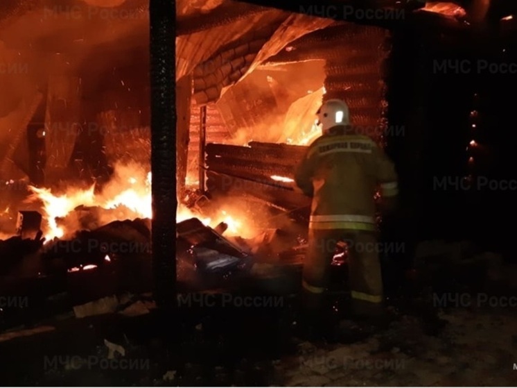 Ангар загорелся ночью в Свердловской области