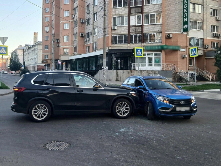 В Орле на перекрестке Степана Разина и Советской столкнулись «Лада» и BMW