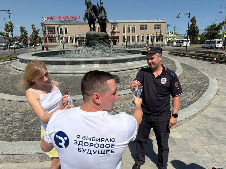 Активисты в Серпухове раздают бесплатную воду жителям