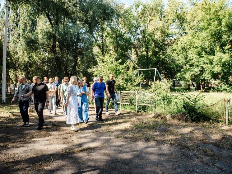 Хинштейн осмотрел территорию парка возле областного Дворца молодёжи в Курске